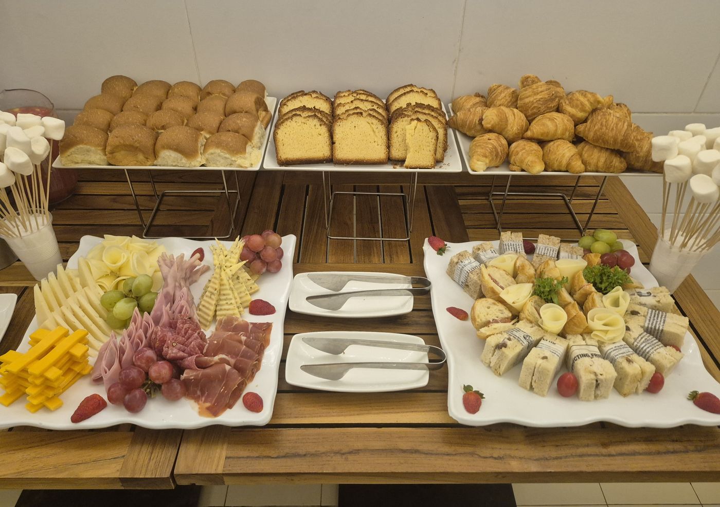 Buffet de panadería y embutidos