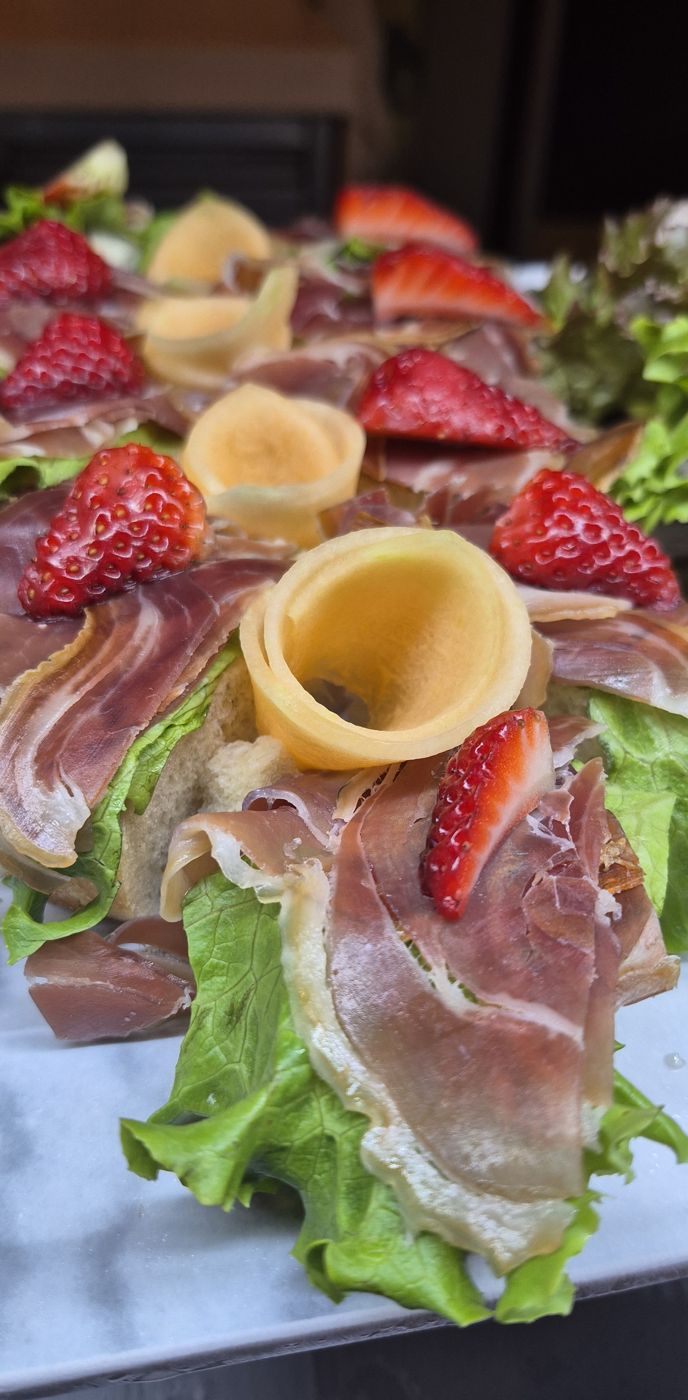 Montaje de jamón con fresas